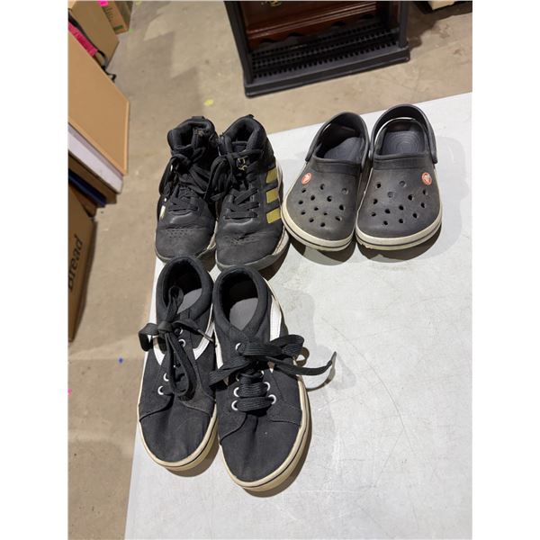 Assorted shoes