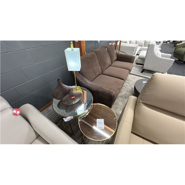 GROUP LOT. NESTING TABLES WITH BRASS FRAME, MIRRORED TOP, LAMP, 2 VASES. SMALL MIRRORED TABLE HAS