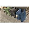 Image 2 : GROUP O 6 THROW CUSHIONS