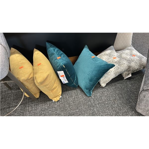 GROUP O 6 THROW CUSHIONS