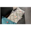 Image 3 : GROUP O 6 THROW CUSHIONS