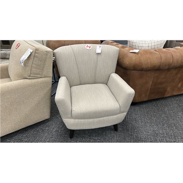 DECORREST UPHOLSTERED CHAIR.