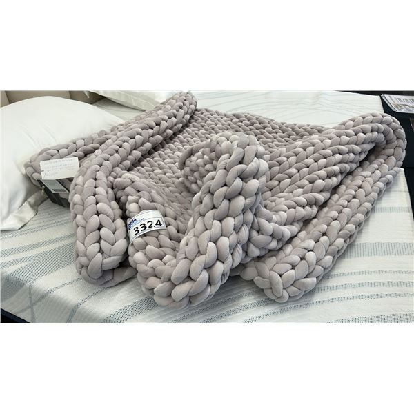 HUSH MINKY KNITTED WEIGHTED BLANKET. 15 LBS. 48"X72" RETAIL $380