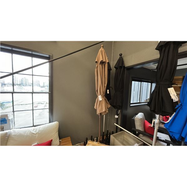 9' BROWN UMBRELLA W/ WEIGHTED BASE.