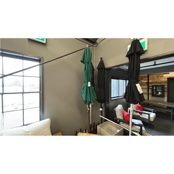 9' GREEN UMBRELLA W/ WEIGHTED BASE.