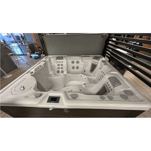 HOT SPRINGS HIGHLIFE 5 SEAT HOT TUB. ENVOY MODEL. 55 JETS. 455 GALLON. FRESH WATER MONITORING