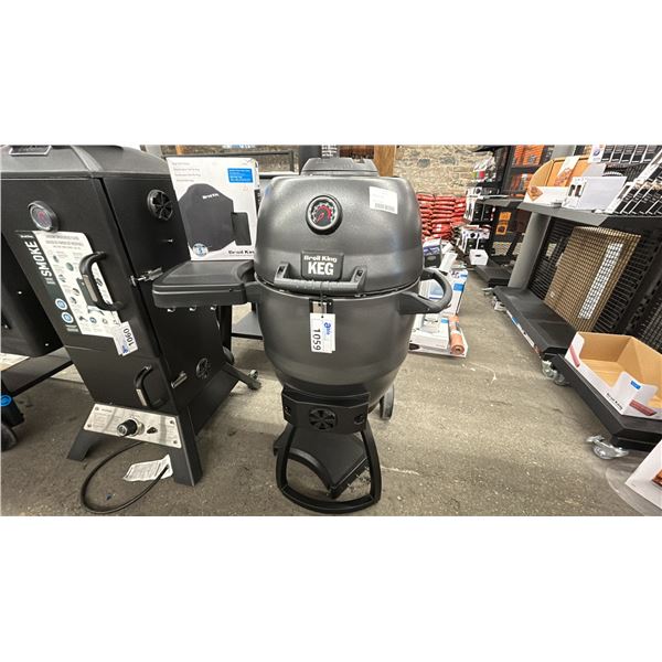 BROIL KING KEG 5000, CHARCOAL CONVECTION STYLE COOKING. AUTHENTIC SMOKED FLAVOR. W/ COVER