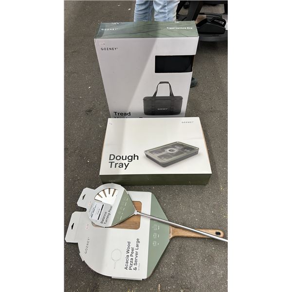 GROUP LOT OF 4 PIZZA ACCESSORIES.  TREAD VENTURE BAG, DOUGH TRAY, SERVER AND PEEL.
