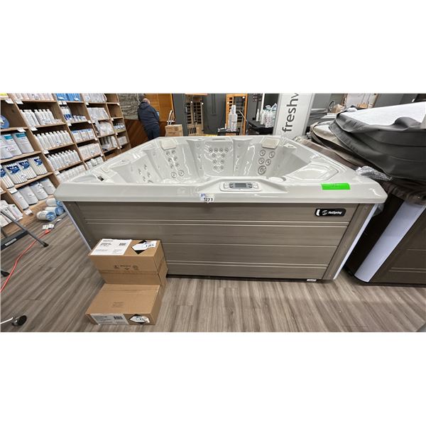 HOTSPRING LIMELIGHT COLLECTION FLASH 7 SEAT HOT TUB. 41 JETS. 360 GALLON.