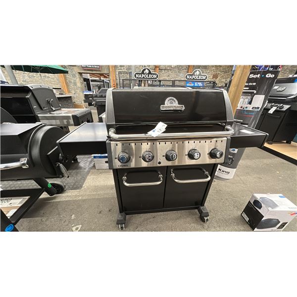 BROIL KING CROWN 520 NATURAL GAS BBQ. HEAVY CAST IRON GRIDS, COMES WITH COVER