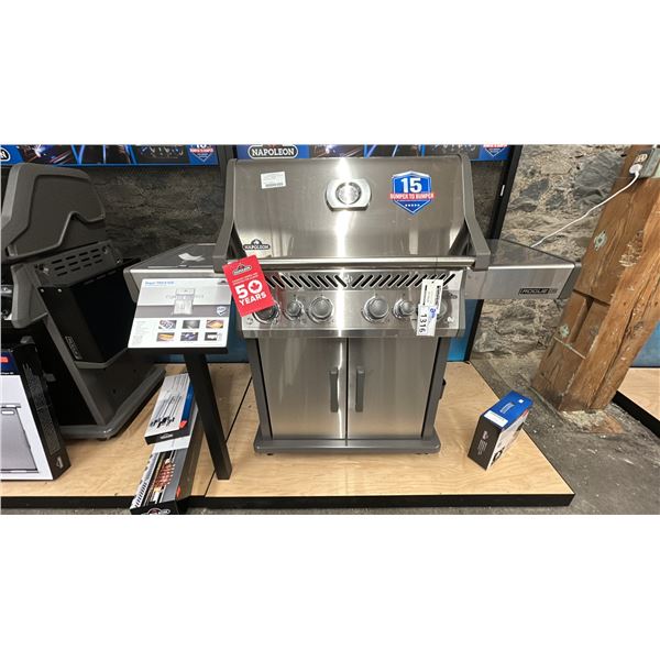 NAPOLEAN ROGUE PRO-S 525 PROPANE GAS GRILL WITH INFRARED S. DELUXE STAINLESS GRIDS. C/W COVER,