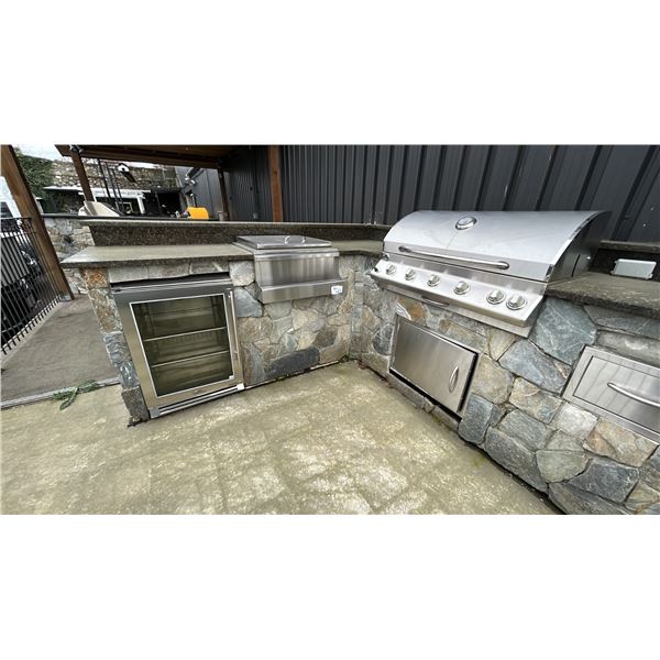 GROUP LOF OF JACKSON GRILLS OUTDOOR KITCHEN ITEMS. NATURAL GAS. 41" 5 BURNER GRILL, 25" ICE BUCKET,