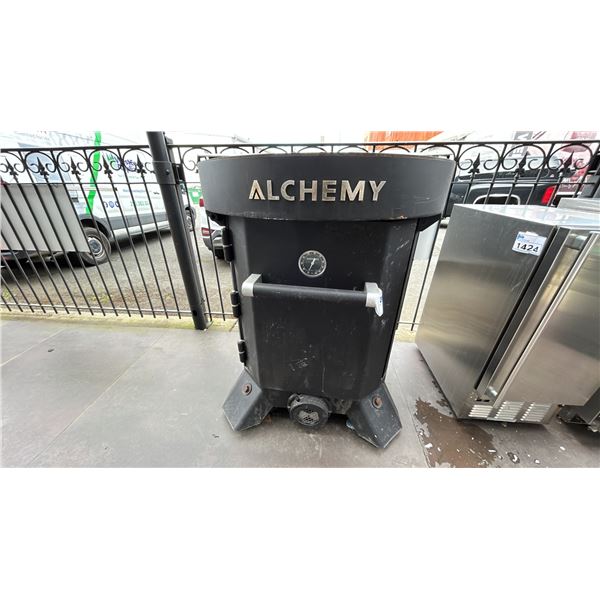 ALCHEMY CHARCOAL GRILL + SMOKER. 32". OUTDOOR USED UNIT AND REQUIRES CLEANING