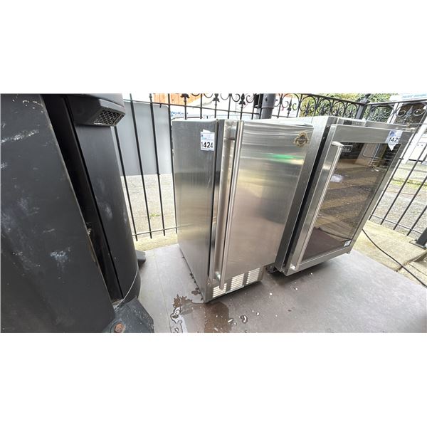 JACKSON GRILLS. 15" OUTDOOR ICE MAKER CABINET. OUTDOOR UNIT SO REQUIRES CLEANING