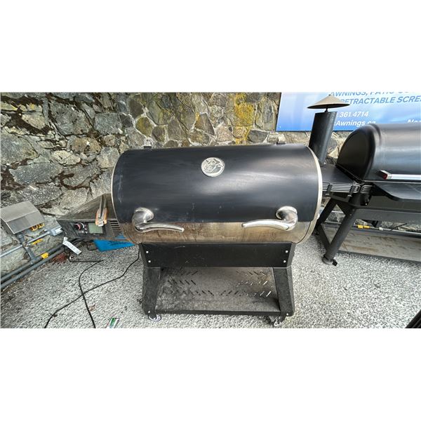 BULL RECTEQ ELECTRIC SMOKER GRILL. MODEL RT-1100. USED OUTDOOR DEMO UNIT SO REQUIRES CLEANING.