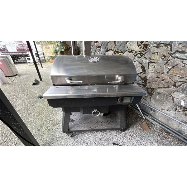 BULL RECTEQ CHARCOAL GRILL. MISSING MAIN GRILL. USED OUTDOOR UNIT SO REQUIRES CLEANING