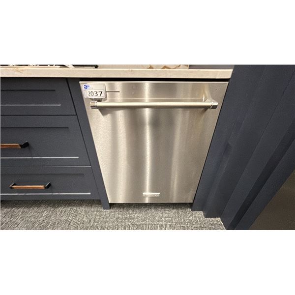 KITCHENAID 44 DBA DISHWASHER WITH PRINTSHIELD FINISH AND 360 MAX JETS THIRD RACK MODEL KDTM404KPS...