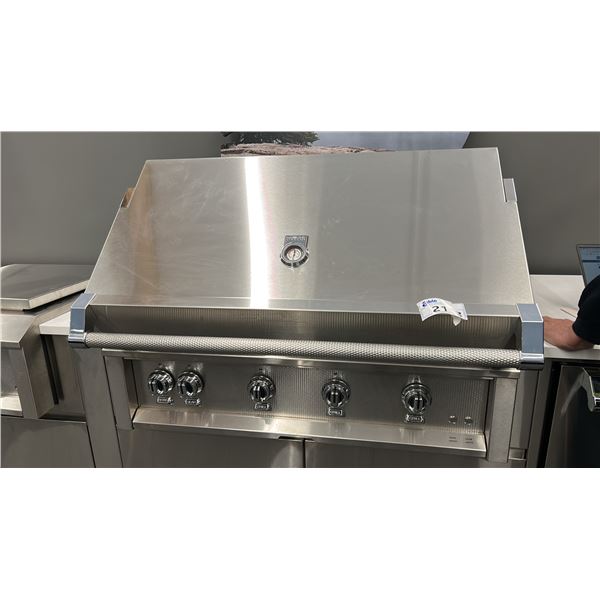 HESTAN BUILT IN STYLE 42" NATURAL GAS GRILL. 25,000 BTU. TRELLIS BURNERS. ROTISSERIE