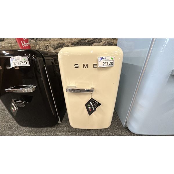 SMEG FAB5 RETRO MINI COOLER, RIGHT HAND. MODEL FAB5URCR3
