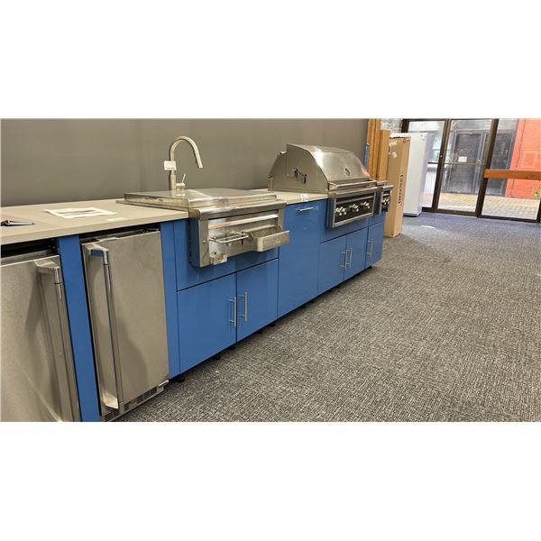 LYNX OUTDOOR BBQ SET WITH CABINETS. NOTE GROUP DOES NOT INCLUDE THE PIZZA OVEN SITTING ON THE END.