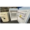 Image 2 : SMEG FAB10 RETRO MINI FRIDGE, RIGHT HAND. RETAIL $2,200