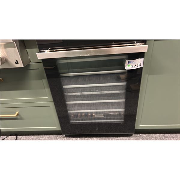 JENNAIR 24" WINE CELLAR, RIGHT SWING, FLUSH INSTALL. MODEL JUWFR242HM S/N EKC3500151