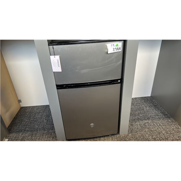 GE DOUBLE DOOR COMPACT FRIDGE MODEL GDE03GLKLB