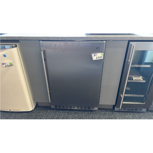 SILHOUETTE 5.5 CU FT 24" BEVERAGE FRIDGE MODEL DAR055D1BSSPRO