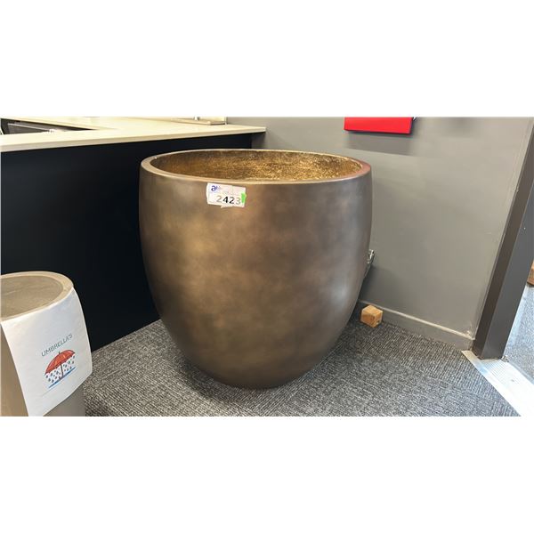 36" ROUND XL PLANTER BURNISHED BRONZE COLOR HAS HEIGHT INSERTS