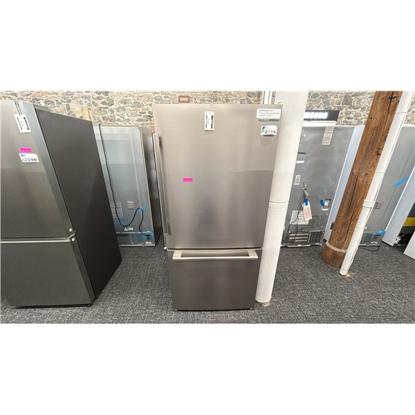 BOSCH 31.5"W X 69"H. SOUNTER DEPTH 2 DOOR REFRIGERATOR. MODEL B33CM10SMS