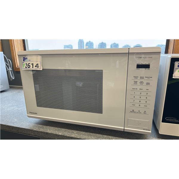 PANASONIC 1.3 CU FT COUNTERTOP MICROWAVE MODEL NNSG676WC
