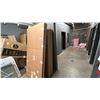 Image 2 : PALLISER KING BEDFRAME WITH LOWER DRAWERS. SEBRING SERIES. 4 BOXES. 79005-KW
