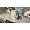 Image 2 : SMEG 1.7 LITRE CORDLESS KETTLE. OFF WHITE/CREAM, MODEL KLF03CRUS