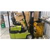 Image 2 : CLARK ELECTRIC FORKLIFT. MODEL FO 43004. BATTERIES ARE DEAD AND NEED REPLACING