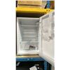 Image 2 : STIRLING MARATHON MODEL MAR45W-1. WHITE 4.5 CU. FT. DELUXE COMPACT BAR REFRIGERATOR
