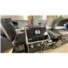 Image 3 : NAPOLEON ROUGE 425 MODEL R425PK1. BLACK 3 BURNER PROPANE OUTDOOR GRILL WITH BACK RACK