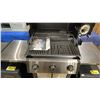 Image 3 : BROIL KING SIGNET 320 MODEL 9468857 NG. STAINLESS STEEL 3 BURNER NG OUTDOOR GRILL WITH BACK RACK