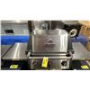 Image 4 : BROIL KING SIGNET 320 MODEL 9468857 NG. STAINLESS STEEL 3 BURNER NG OUTDOOR GRILL WITH BACK RACK