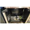 Image 5 : BROIL KING SIGNET 320 MODEL 9468857 NG. STAINLESS STEEL 3 BURNER NG OUTDOOR GRILL WITH BACK RACK