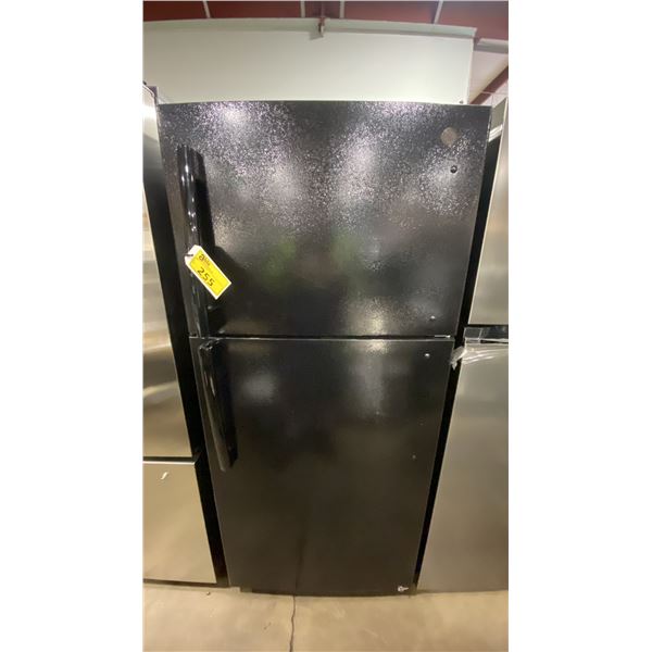 G.E APPLIANCES MODEL GTS18FTLKBB. 18 CU FT 30" TEXTURED BLACK TOP FREEZER REFRIDGERATOR