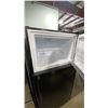 Image 2 : G.E APPLIANCES MODEL GTS18FTLKBB. 18 CU FT 30" TEXTURED BLACK TOP FREEZER REFRIDGERATOR