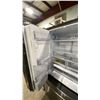 Image 4 : G.E APPLIANCES MODEL GYE22GYNJFS. 22.1 CU FT STAINLESS STEEL FRENCH DOOR BOTTOM FREEZER