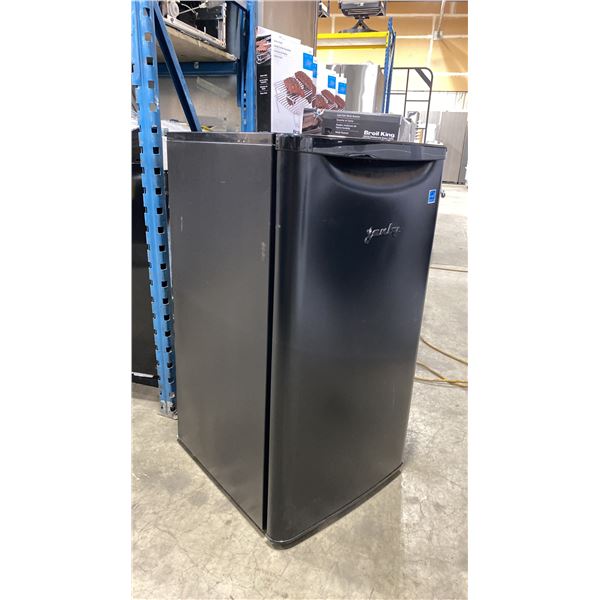 DANBY MODEL DAR033A6BDB. 3.3 CU FT MATT BLACK COMPACT REFRIGERATOR