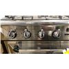 Image 4 : SMEG MODEL TRU90X. 36" VICTORIA DUAL FUEL STAINLESS STEEL RANGE WITH 5 BURNERS