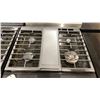 Image 2 : SAMSUNG MODEL NSG6DB870012AA. 30" 6.0 CU FT BLACK/WHITE BESPOKE SMART SLIDE IN GAS RANGE