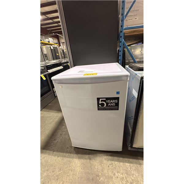 DANBY MODEL DUFM043A2WDD. 4.3 CU FT WHITE COMPACT UPRIGHT FREEZER