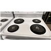 Image 2 : G.E APPLIANCES MODEL JCBS250DM4WW. 30" WHITE FREESTANDING ELECTRIC RANGE