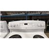 Image 3 : G.E APPLIANCES MODEL JCBS250DM4WW. 30" WHITE FREESTANDING ELECTRIC RANGE