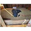 Image 9 : Granary / Shed on Skids w/Oats