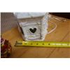 Image 14 : Multiple Ceramics & Decorative Items: Figurines, Floral Arrangements, Friendship Light, Birds, etc M